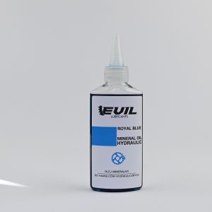 ROYAL BLUE to wysokiej jakości olej mineralny do hydraulicznych hamulców rowerowych. Zapewnia stabilną pracę układu i odporność na przegrzewanie podczas intensywnej jazdy.